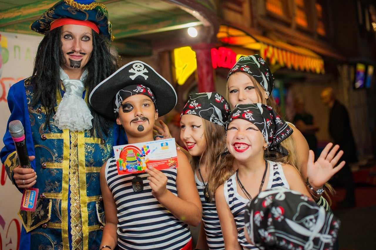 Мая сценарий детского праздника. Вечеринка в пиратском стиле. Вечеринка в пиратском стиле для детей. Вечеринка в стиле пира. Детский праздник в пиратском стиле.